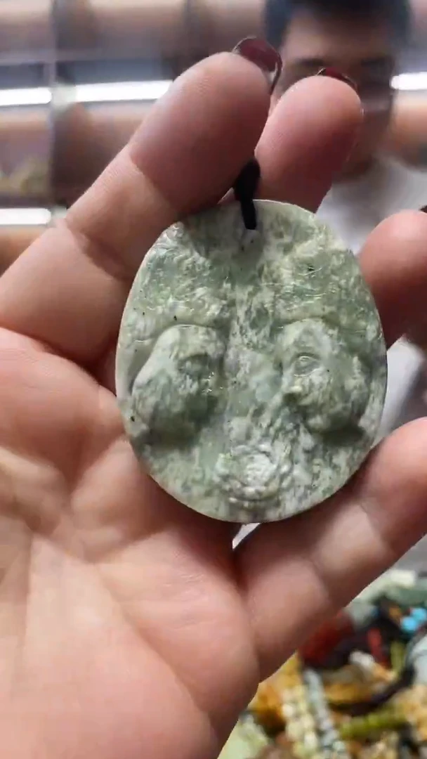 未镶嵌蛇纹石玉吊坠