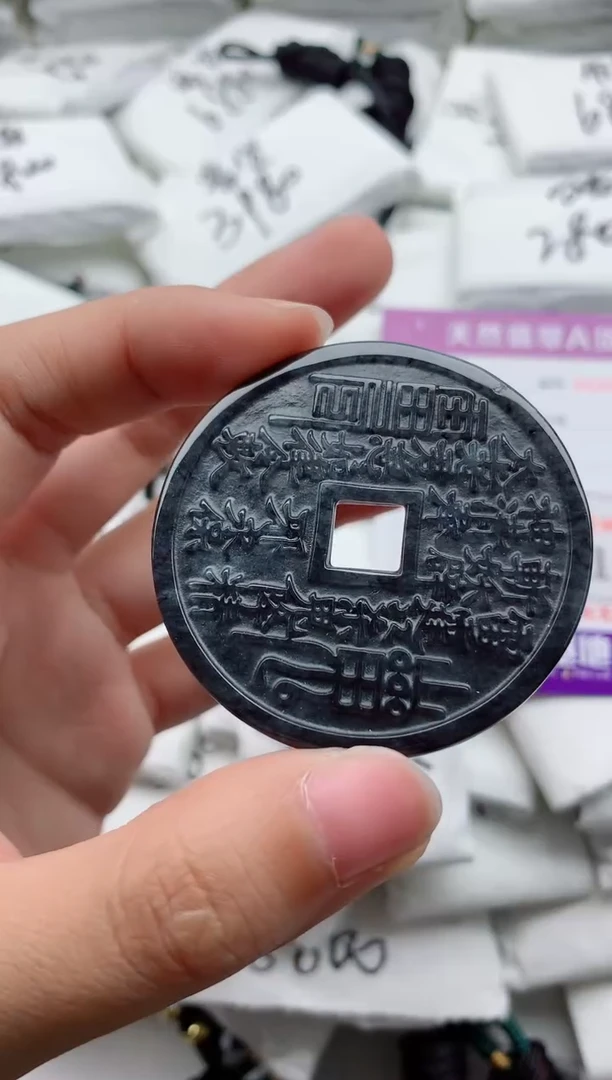 翡翠未镶嵌颈饰·