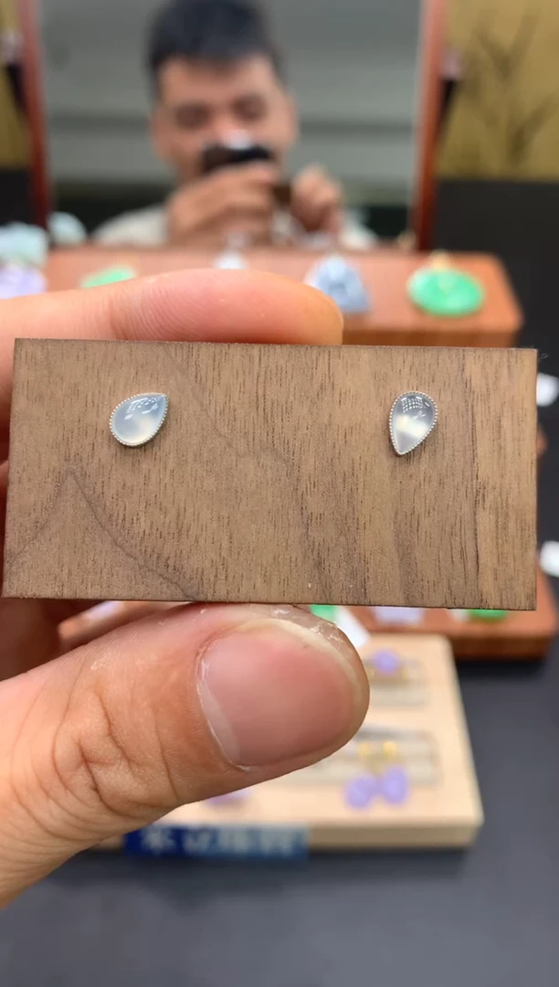 18K金镶嵌翡翠耳饰耳钉