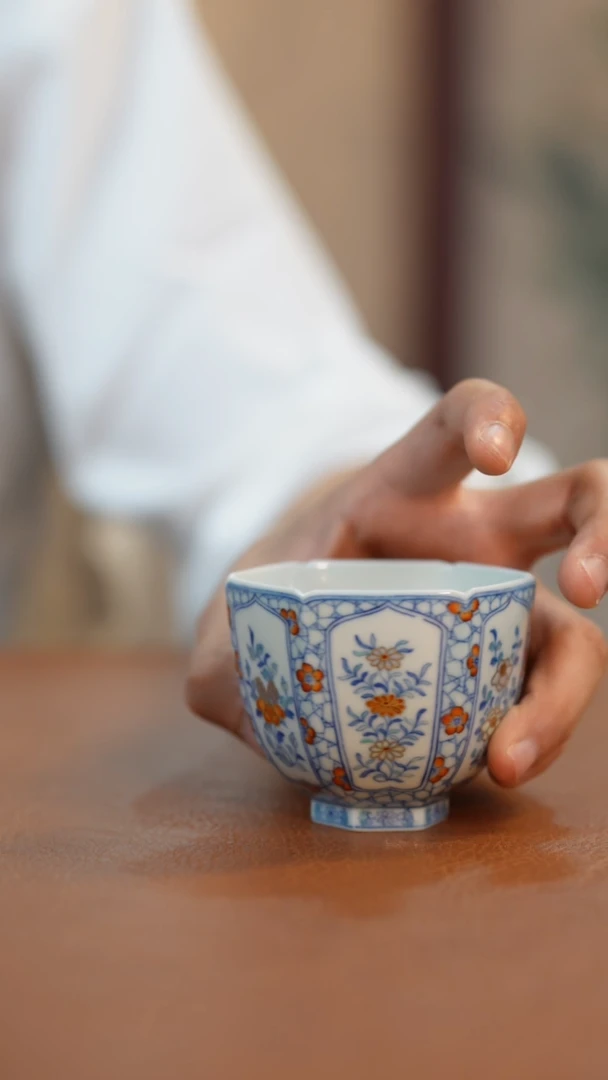 杯子描金斗彩六方杯