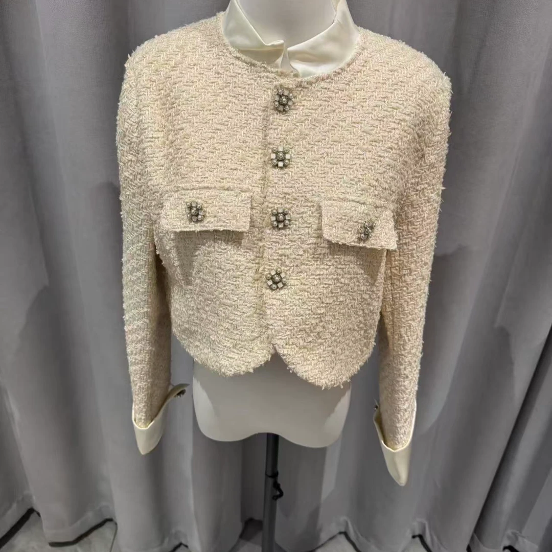 米白色小香风羽绒短款外套重工纽扣设计可以穿到120斤身高不限制