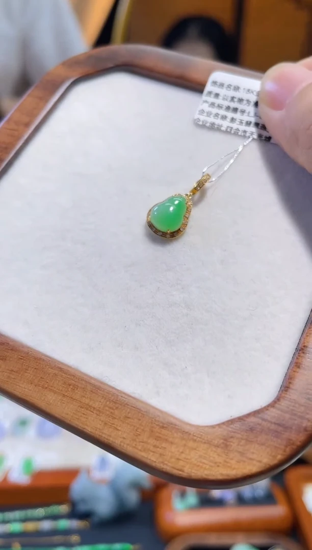 颈饰18K金镶嵌翡翠葫芦
