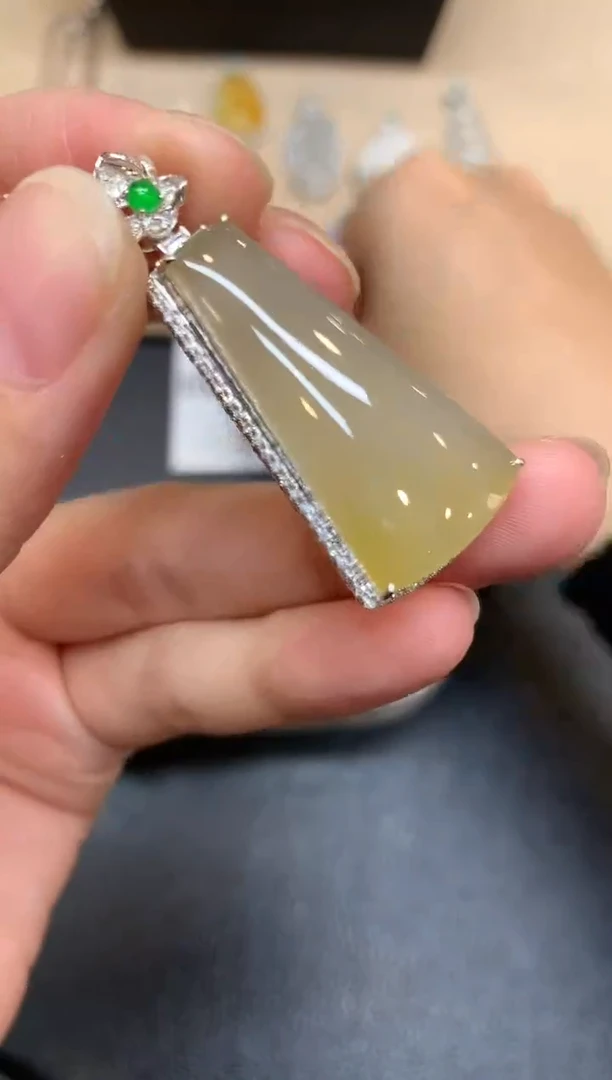 颈饰18K金镶嵌翡翠无事牌【无服务费