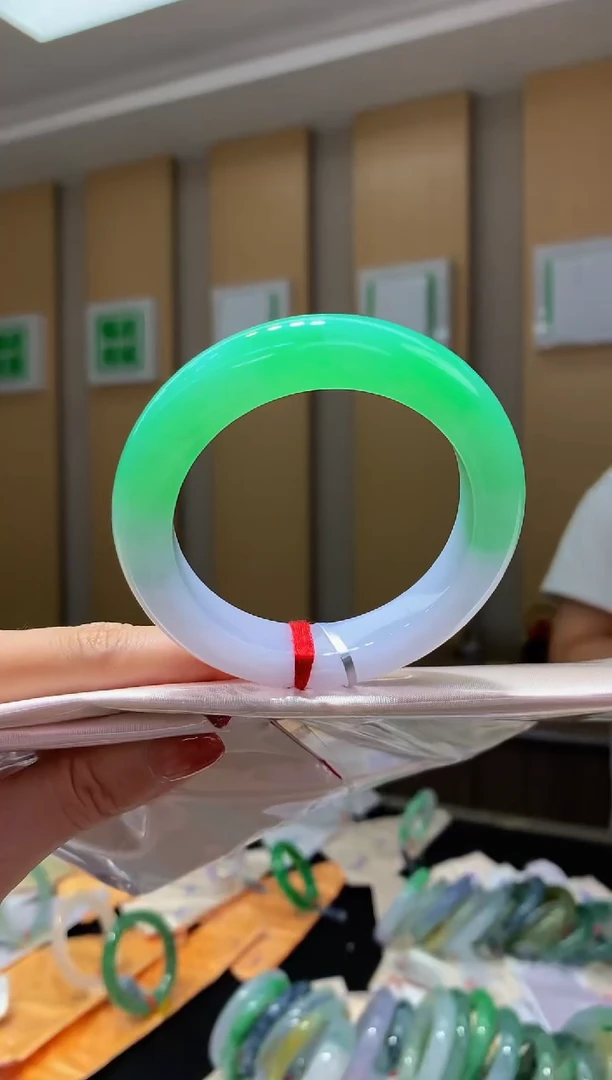 未镶嵌手镯翡翠-C112 圈口56.1 全款142万 定金2万