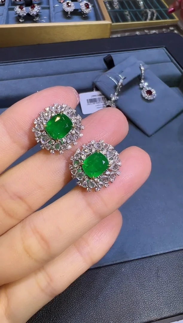 耳钉18K金镶嵌祖母绿耳钉