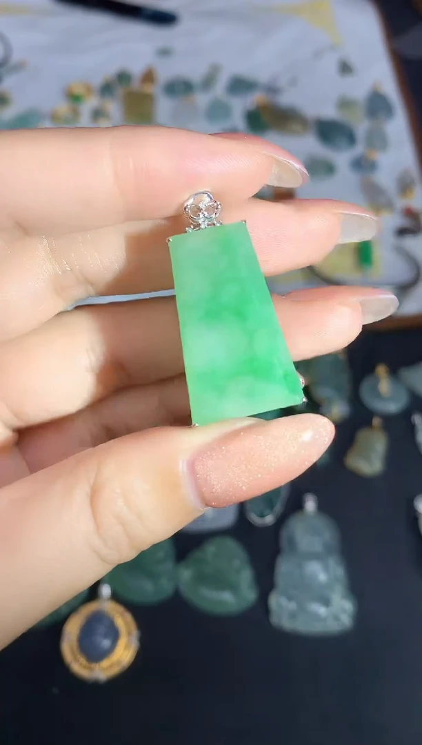 颈饰18K金镶嵌翡翠25111401