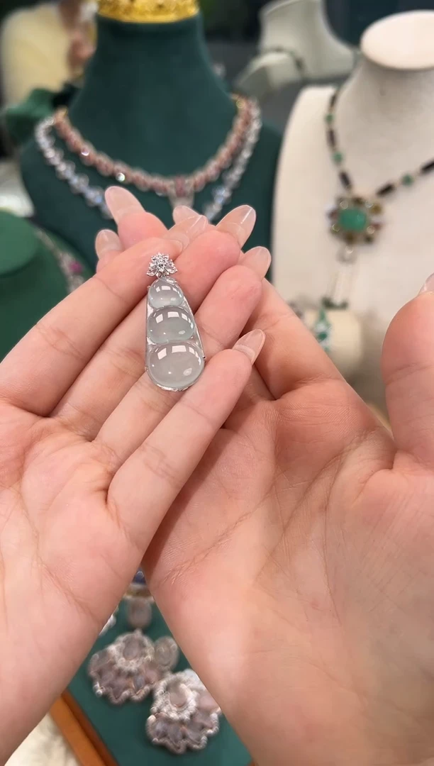 颈饰18K金镶嵌翡翠吊坠