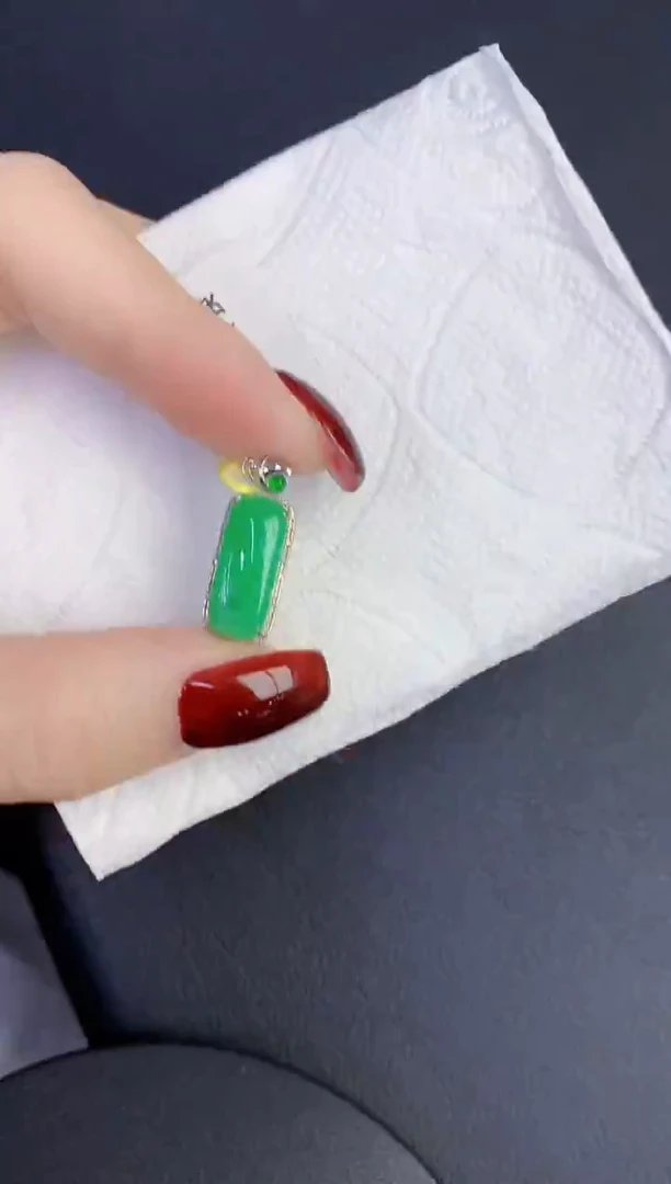 颈饰18K金镶嵌翡翠缅甸天然翡翠A货