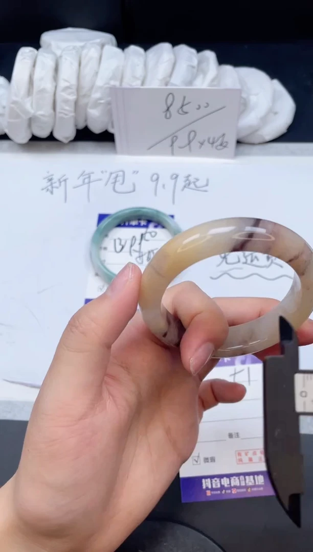 【闪购商品】石英质玉手镯未镶嵌51/52.1