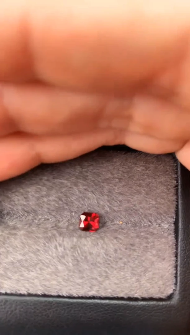 未镶嵌裸石定制尖晶石快*雷切型 鸽血色调 0.63ct