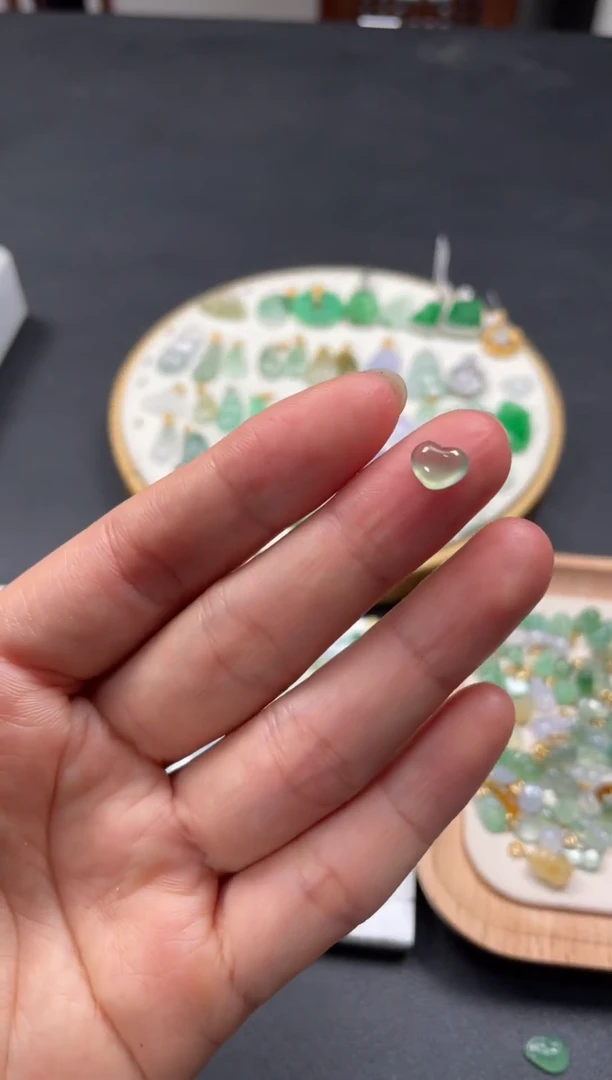 吊坠(不含链)18K金镶嵌翡翠一个JK628
