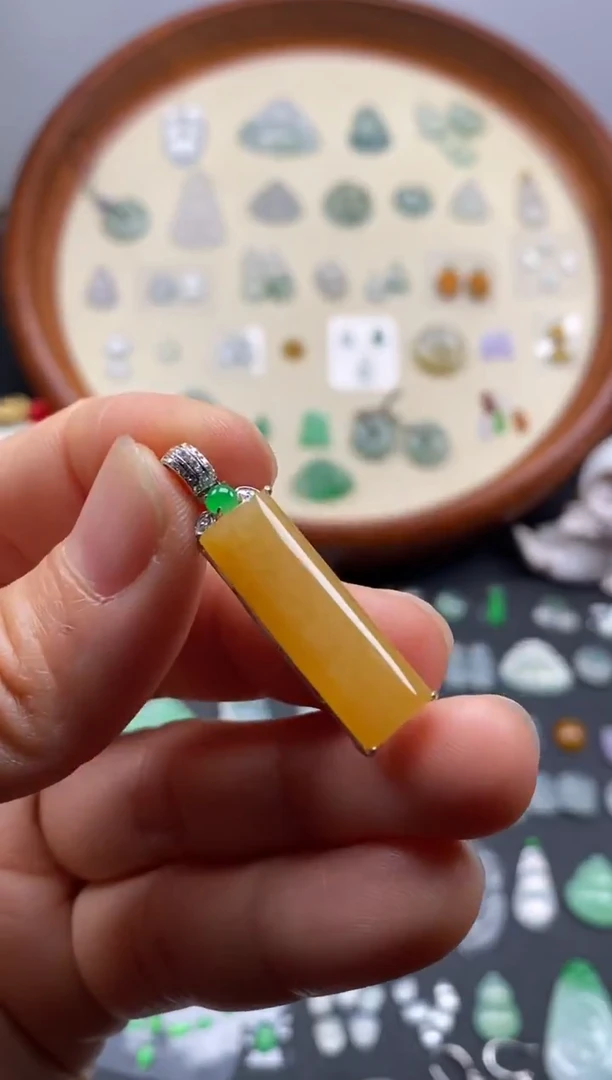 颈饰18K金镶嵌翡翠黄翡无事牌/芬