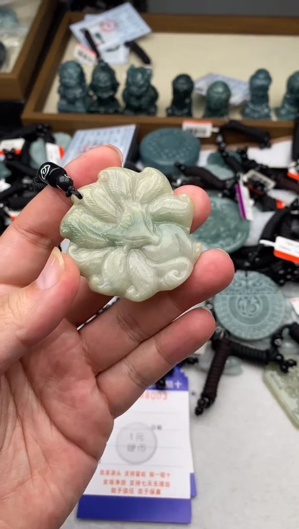 翡翠未镶嵌颈饰多样性发其一