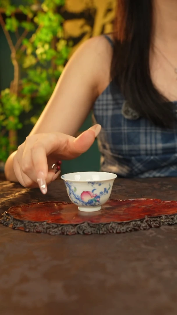 青花手绘斗彩桃子主人杯