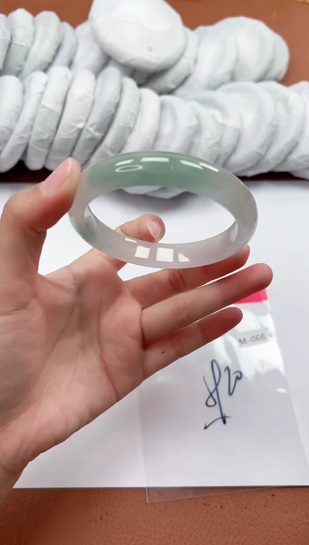 高端手镯，一物一拍M66