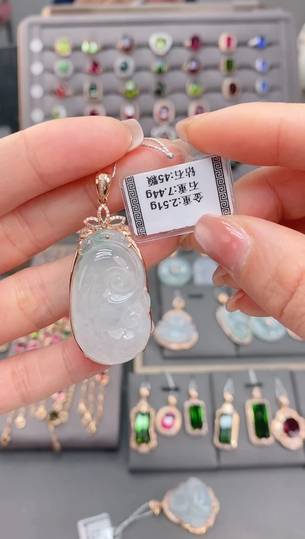 颈饰18K金镶嵌翡翠7.44