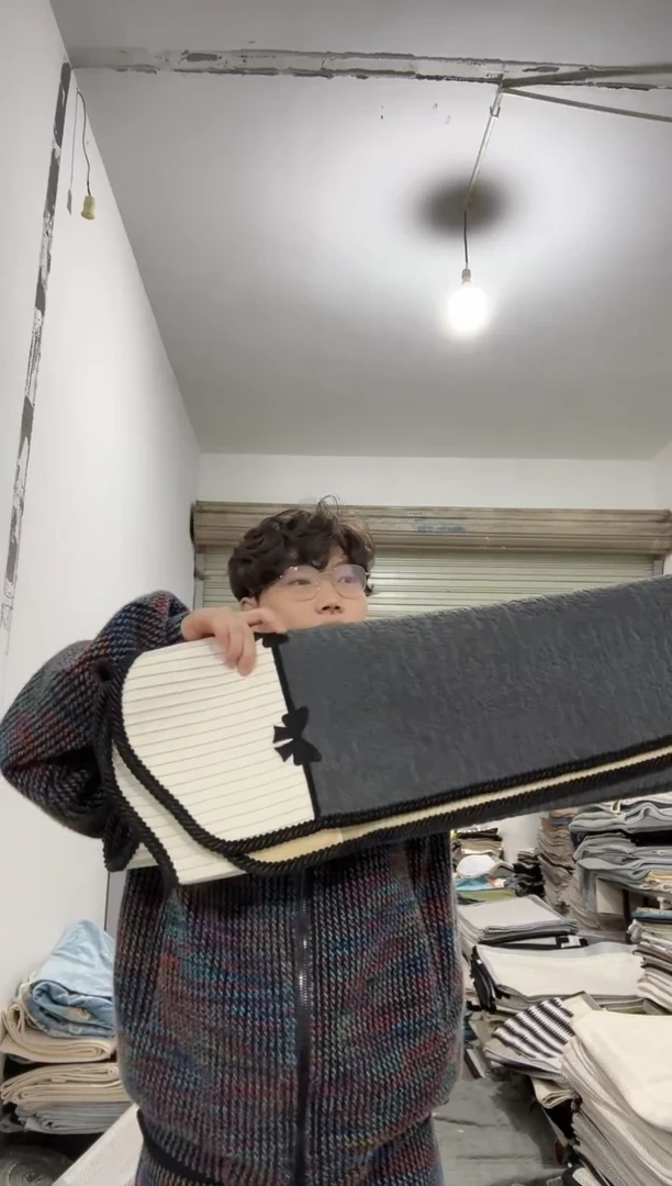 雪尼尔90*210、90*90两张深灰色蝶衣