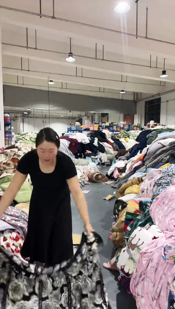 混纺主播手上展示的黑茶玫瑰 复合毯 2.0*2.3米