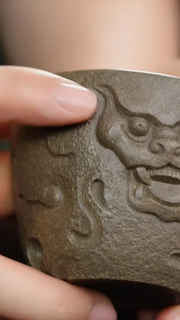 青段刻绘立体浮雕瑞兽紫砂杯