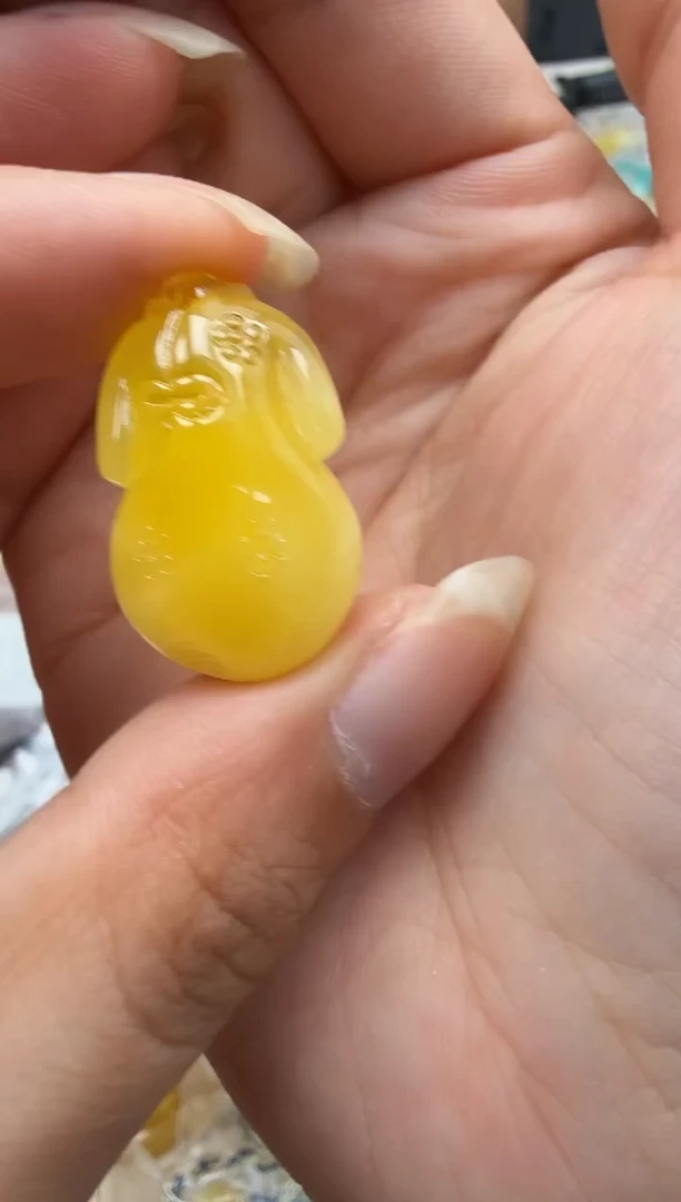 未镶嵌琥珀裸石如图