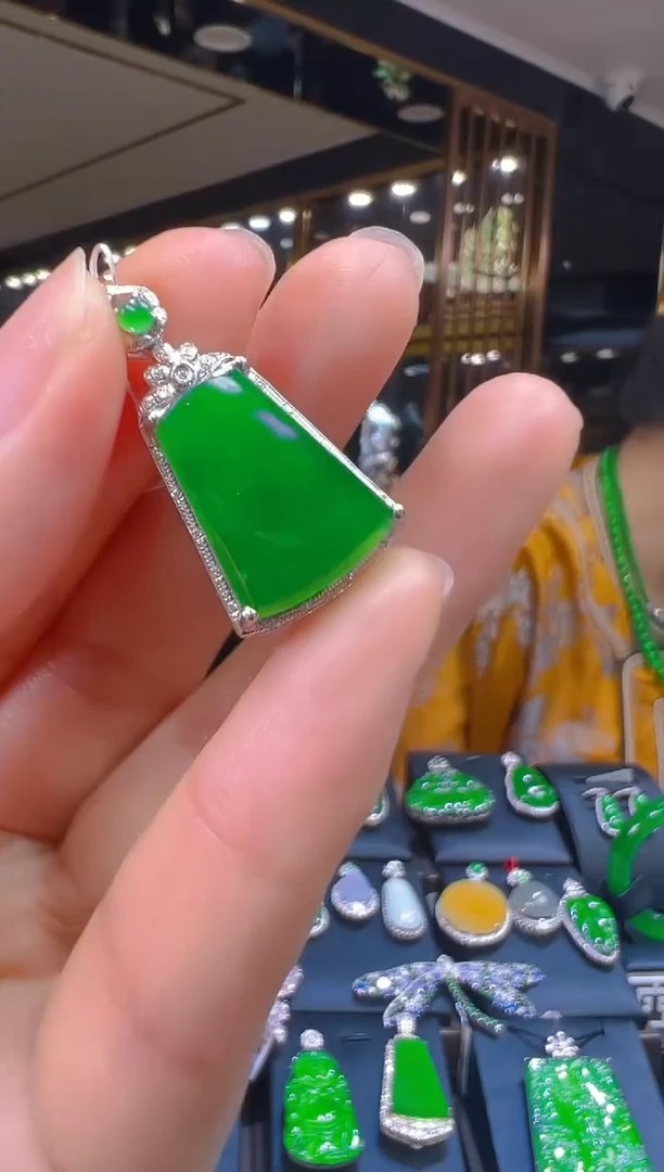 翡翠18K金镶嵌吊坠(赠链)118(多样性发货发其一)