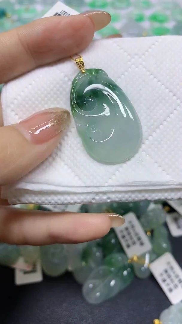 颈饰18K金镶嵌翡翠A货