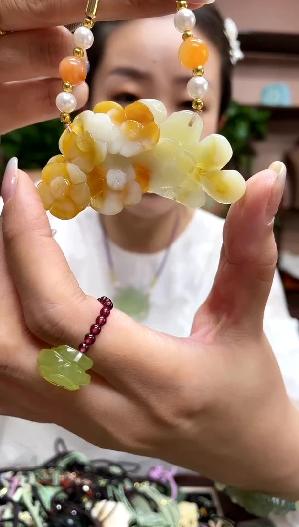 岫玉未镶嵌颈饰·