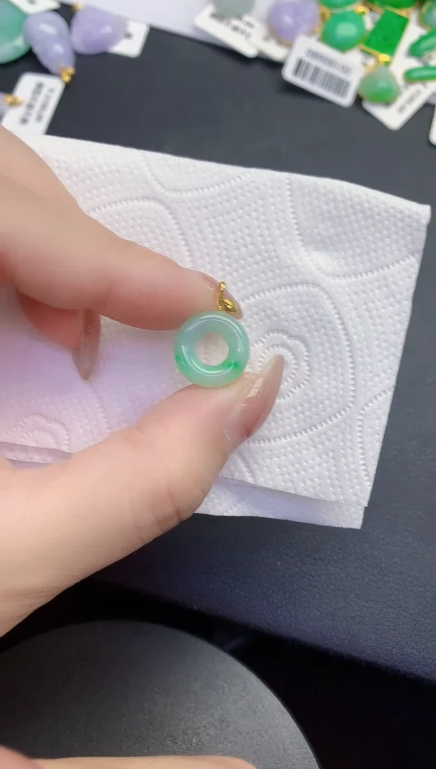 颈饰18K金镶嵌翡翠缅甸天然翡翠A货