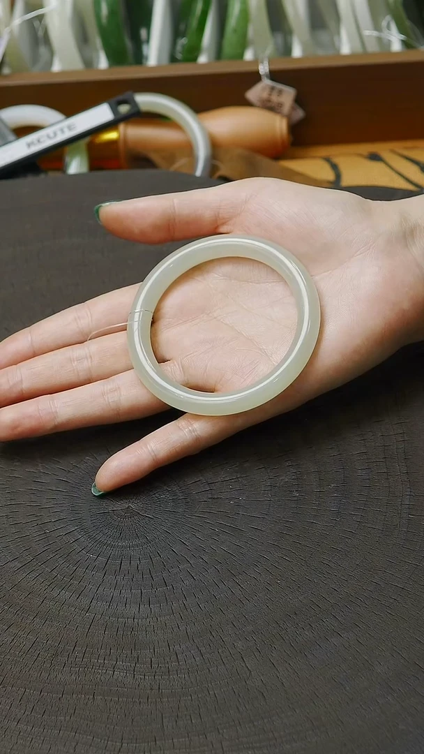 未镶嵌手镯和田玉57圈口 冰蜂蜜水晴水手镯