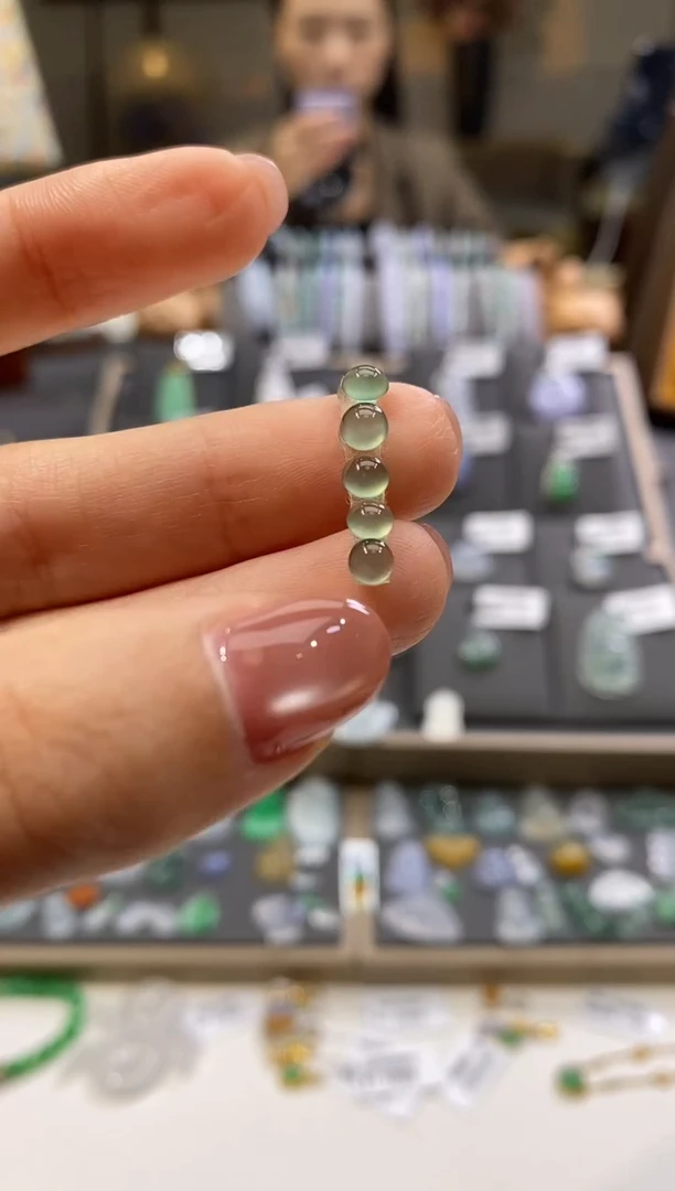 颈饰未镶嵌翡翠蛋面