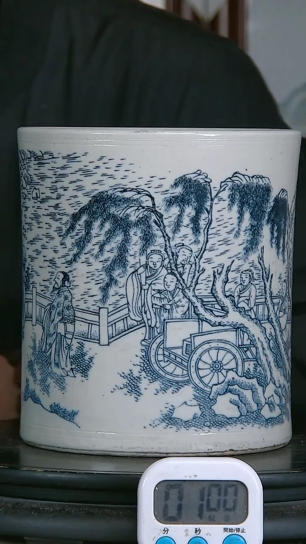 陶激*答青花精绘人物图笔筒