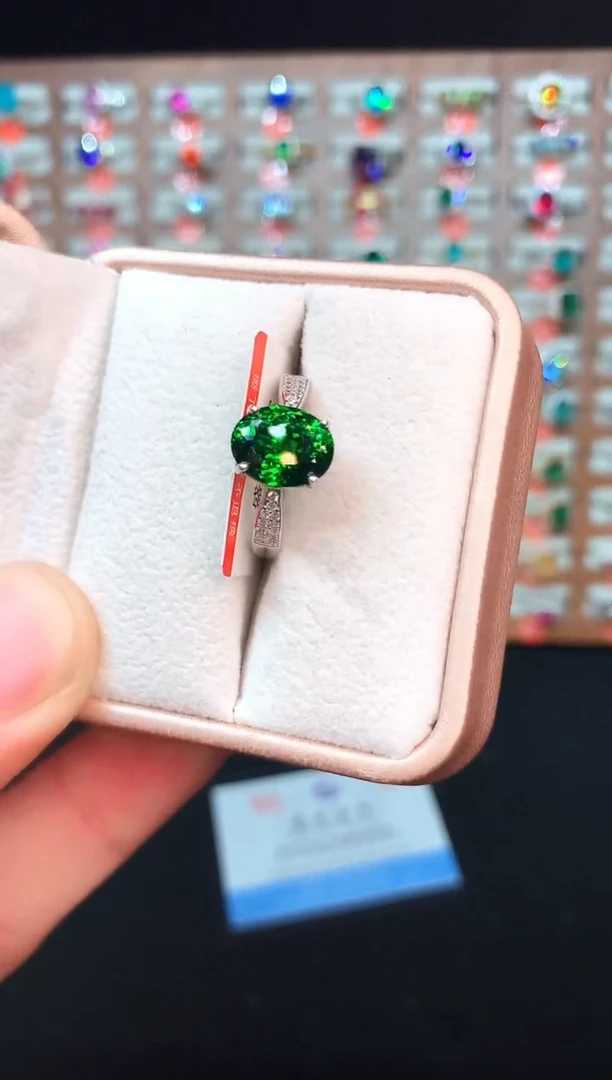 银S925镶嵌戒指石榴石（沙弗莱）......