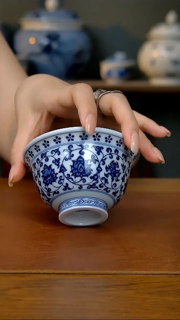 陶瓷缠枝莲压手杯（双狮内绘）