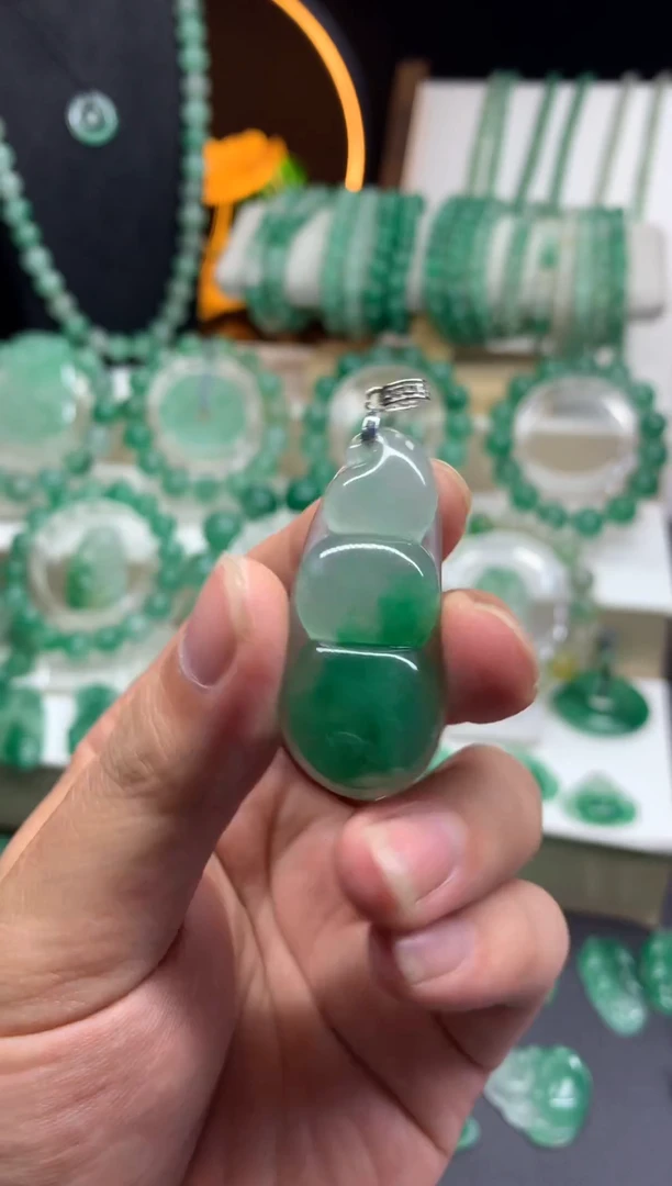 吊坠(不含链)未镶嵌石英质玉（非洲翠）福豆