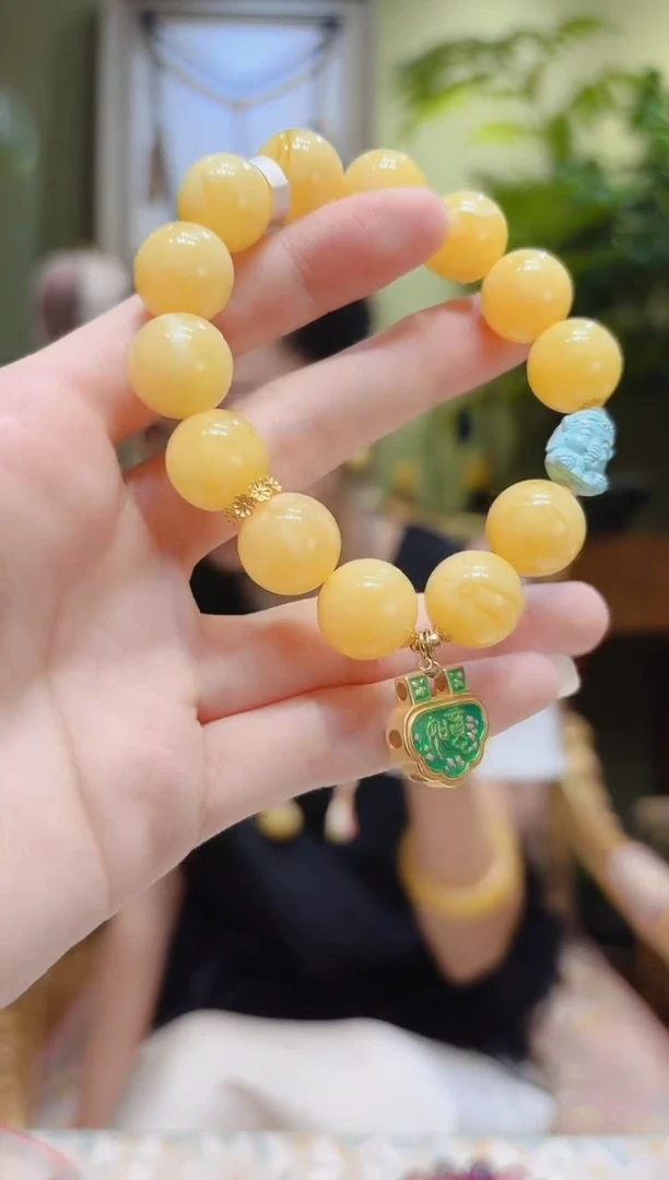 【闪购商品】蜜蜡裸石18K金镶嵌绿如意锁绿松象蜜蜡手串
