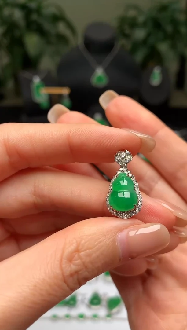 颈饰18K金镶嵌翡翠葫芦