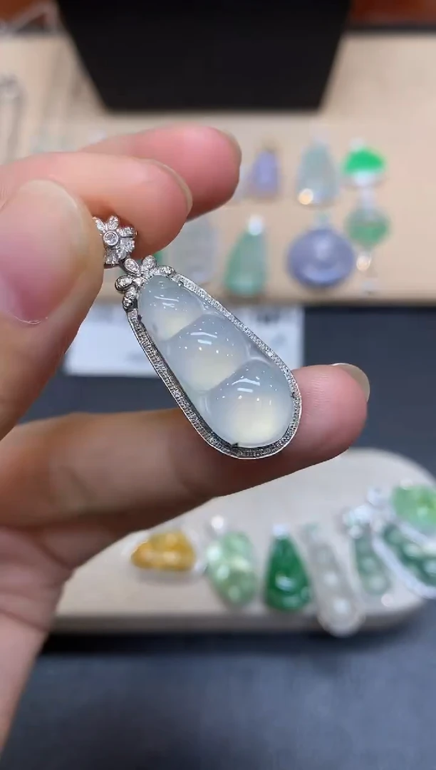 颈饰18K金镶嵌翡翠福豆【无服务费