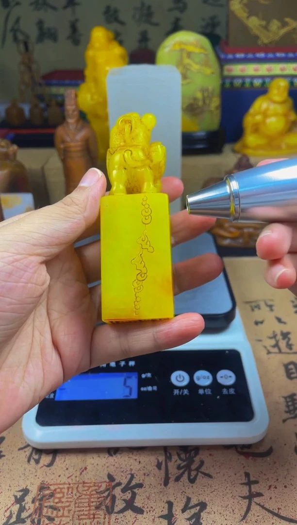 寿山石印石鸡油黄双貔貅福鼎印纽