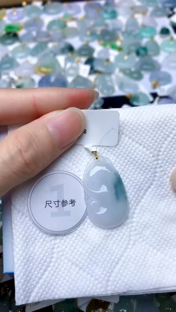 颈饰18K金镶嵌翡翠天然A货翡翠