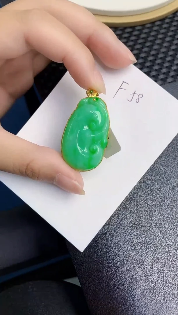 翡翠18K金镶嵌颈饰000000000