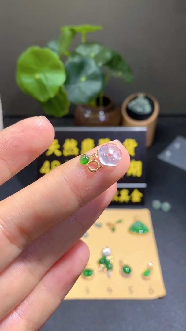 颈饰18K金镶嵌翡翠翡翠A货