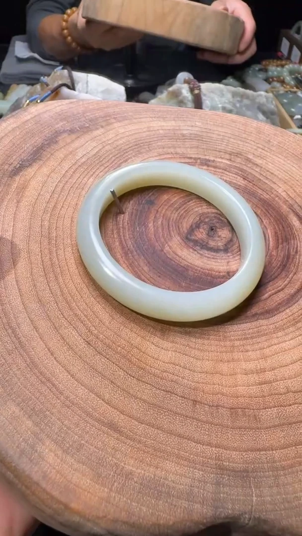 未镶嵌手镯和田玉手镯