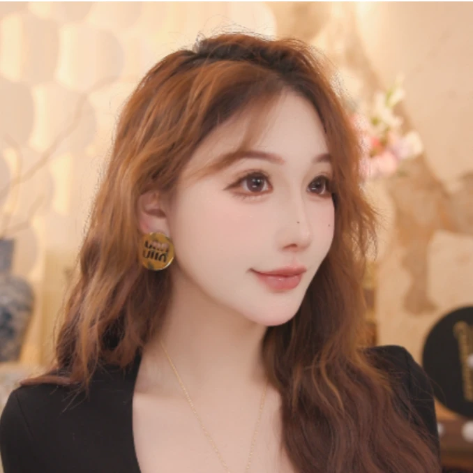 铜合金耳饰 冷淡风M字母金色圆形镂空耳钉法式金属质感耳饰