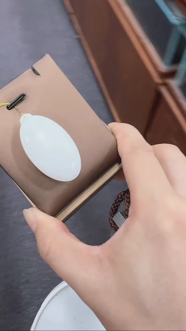 和田玉未镶嵌颈饰水滴无事牌