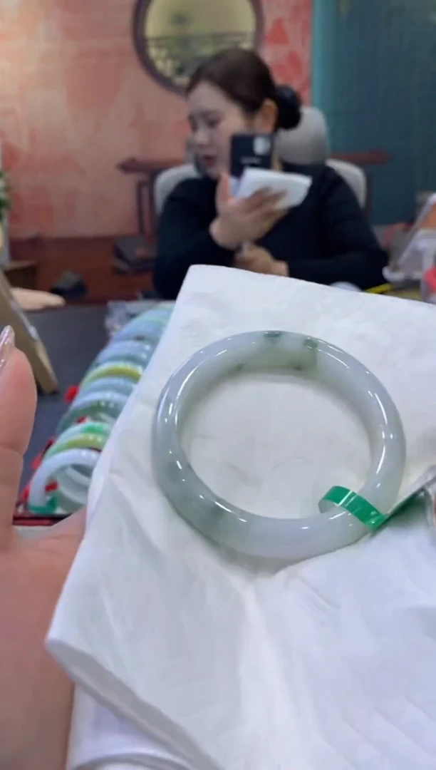 【闪购商品】翡翠手镯未镶嵌多人0011993