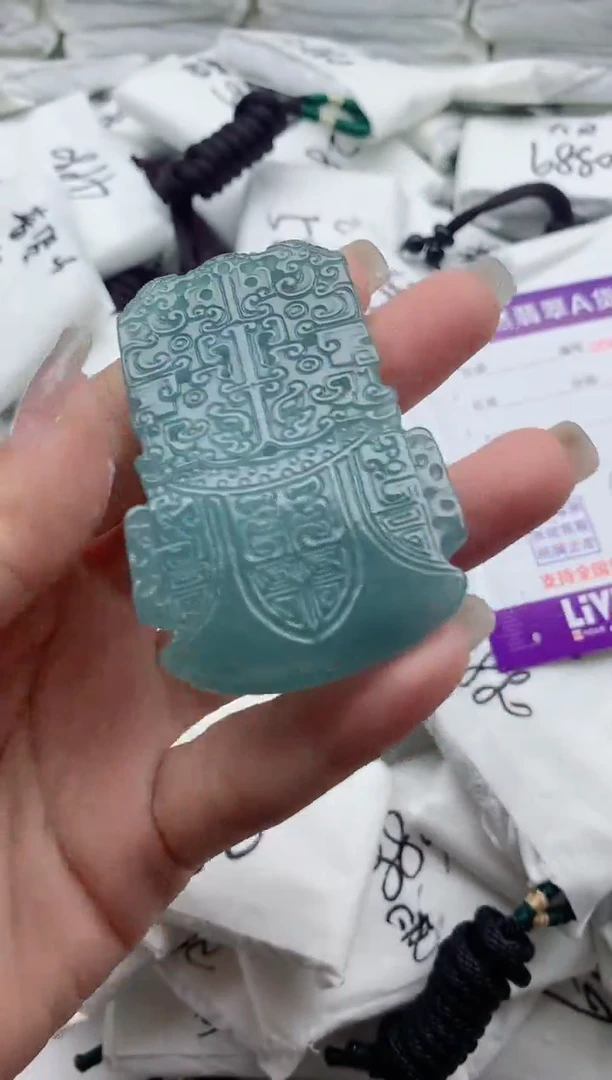 翡翠未镶嵌颈饰·