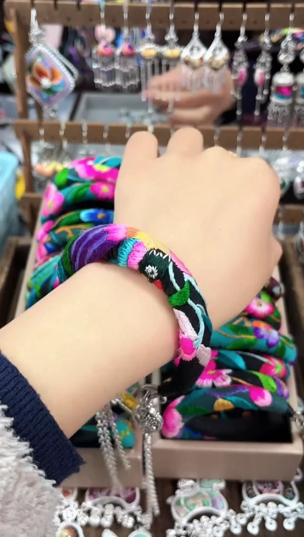 织绣民族风非遗老绣饰品535