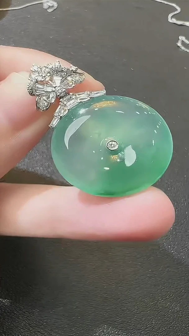 颈饰18K金镶嵌翡翠天然A货翡翠