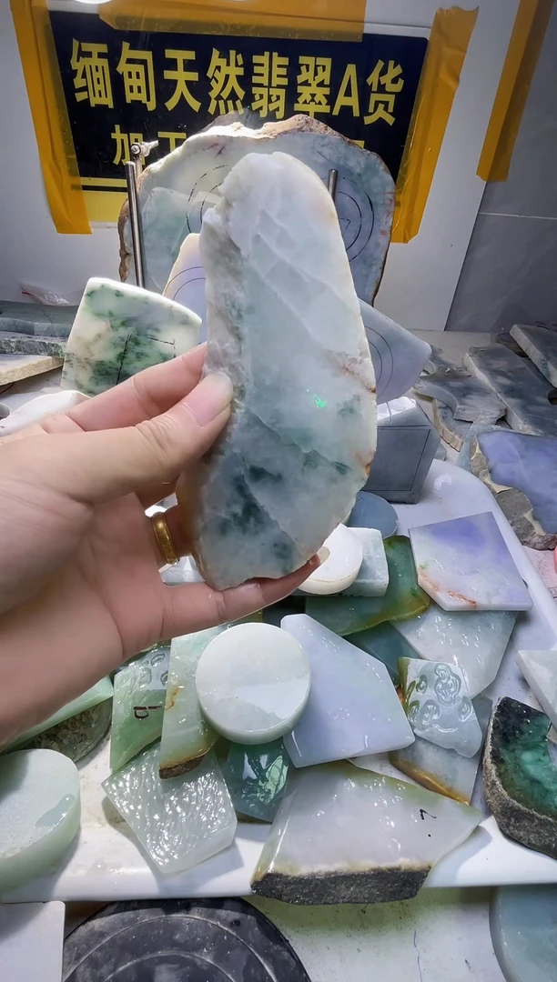 翡翠挂件未镶嵌翡翠