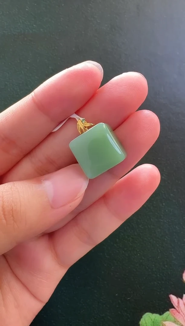 颈饰18K金镶嵌和田玉吊坠